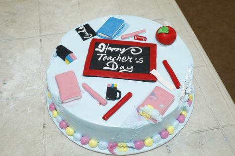 Teacher's Day Celebration @ SNVInternationalSchool Teachers Day Cake Design, Design For Teachers Day, Teachers Day Theme, Aesthetic Cake Ideas, Ideas For Teachers Day, Teacher Birthday Cake, Teachers Day Cake, Teachers Day Celebration, Plastic Spoon Crafts