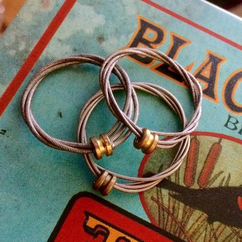 How To Make A Guitar String Ring DIY Projects Craft Ideas & How To’s for Home Decor with Videos Crafts With Guitar Strings, Diy Guitar String Bracelet, Guitar Strings Crafts, Guitar Craft, Guitar String Ring, Broken Guitar, String Ring, Rocker Jewelry, Diamond Wedding Bands Stackable