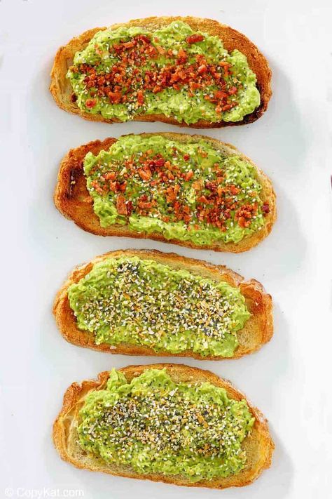 Dunkin Donuts Avocado Toast is delicious toasted bread topped with flavorful mashed avocado and bagel seasoning. Get the easy copycat recipe and find out how to make the best avocado toast topped with homemade seasoning mix, and bacon. Perfect for a healthy breakfast or snack. #avocadorecipe #easybreakfastrecipes #breakfastrecipe #copycat #copycatrecipe Dunkin Avocado Toast, Dunkin Donuts Avocado Toast Recipe, Dunkin Avocado Toast Recipe, Avocado Toast Dunkin, Guacamole On Toast, Ways To Use Avocado, Ripe Avocado Recipes, Toast Recipes Breakfast, Avacodo Toast Recipes Breakfast