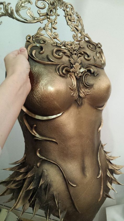 Detail of the chest piece for the Phoenix Dress by Jolien-Rosanne (Fairytas, NL) - Album on Imgur--something that Lucy would wear Karneval Diy, Phoenix Dress, Female Armor, Cosplay Armor, Cosplay Tutorial, Cosplay Diy, Chest Piece, Dress Forms, Fantasy Costumes