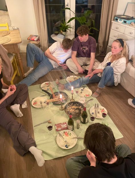 Social Person Aesthetic, Friends Living Together Aesthetic, Second Year Uni House, People Hanging Out, Put Together Aesthetic, Adult Life Aesthetic, Living With Friends, Community Aesthetic, Service Aesthetic