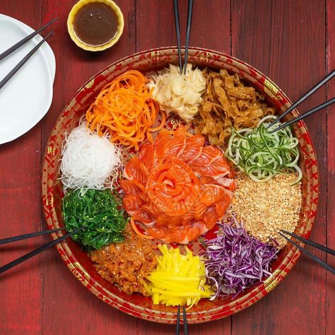 Yee Sang Photography, Yee Sang Recipe, Yee Sang, Yu Sheng, Chinese New Year Dishes, Nice Food, Chinese New Year Decorations, New Years Decorations, Chinese New Year