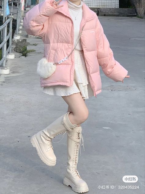 Light Pink Fashion Aesthetic, Pink Cold Outfits, Winter Pink Outfit, Winter Outfits Pink, Korean Fashion Pink, Spring Outfits Black, Teen Fashion Trends, Europe Outfits, Paris Outfits