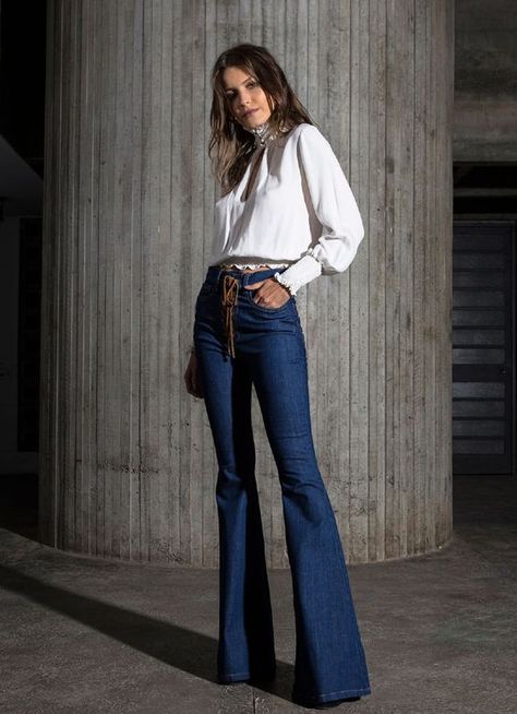 Polished Work Looks, Blue Flare Jeans Outfit, Flare Jeans Outfit Winter, Flare Jean Outfit, Flare Outfit, Hippie Chic Outfits, Flare Jeans Style, Flare Jeans Outfit, Outfits Con Jeans