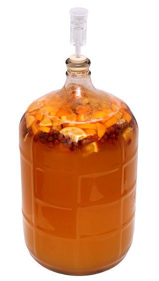 Mead Wine, How To Make Mead, Mead Recipe, Homemade Alcohol, Honey Wine, Moonshine Recipes, Homemade Wine, Hard Cider, How To Make Beer