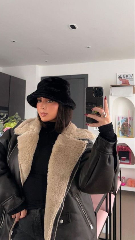 cinzia on instagram Black Fur Bucket Hat Outfit, Styling Bucket Hat Women, Faux Fur Bucket Hat Outfit, Bucket Hat Winter Outfit, Cinzia Bayliszullo, Fancy Streetwear, Bucket Hat Outfit, Winter Bucket Hat, Colorado Outfits