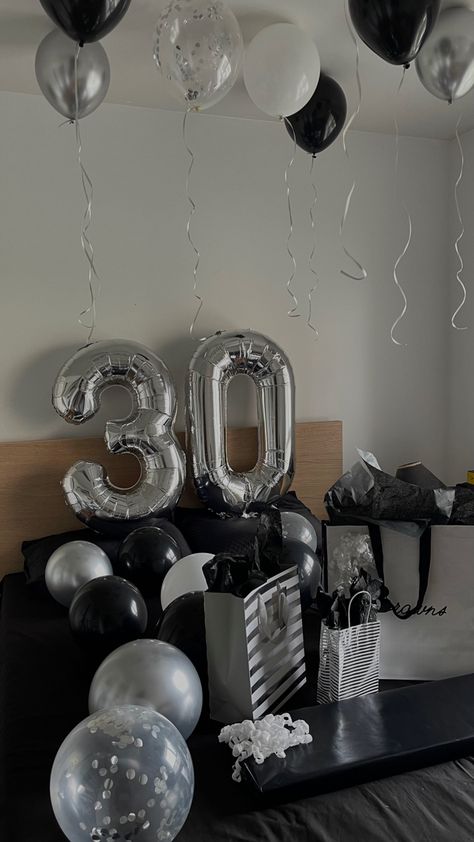 Black, white and silver balloons decorations 30 Decorations Birthday Men, 30th Birthday Idea For Boyfriend, Guy Birthday Room Decoration, 30 Birthday Boyfriend, Birthday Surprise Boyfriend At Home, Boyfriend Birthday Balloons, 30th Birthday Gift Ideas For Him, Boy 30th Birthday Ideas, Morning Birthday Surprise For Him