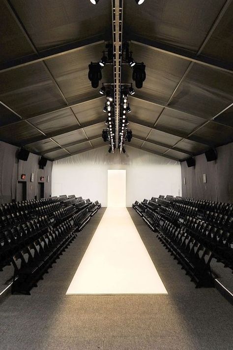 What Fall 2014 in NYC has in store. Runway Aesthetic, Catwalk Design, Icona Ios, Fashion Show Themes, Student Fashion, Fashion Event, Stage Design, 10 Reasons, Model Life