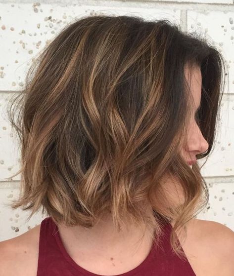 Brown Wavy Bob With Highlights Short Layered Wavy Hairstyles, Bob Brunette, Brunette Shades, Hairstyle Highlights, Short Dark Brown Hair, Hairstyles Brunette, Bob With Highlights, Brown Bob, Medium Length Bobs