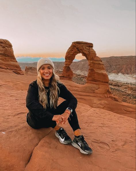 Delicate arch, national parks, arches, red rocks, moab utah, hiking outfit. #hiking #nationalparks #hikingadventures #hikingouutfit #trailrunning #moab #visitutaj #alltrails #summervacation #hiker #granola #sunrise Grabola girl, granola aesthetic, sunruse hike Utah November Outfit, Grand Canyon Fall Outfit, Arches National Park Picture Ideas, Zion Outfit Fall, Moab Outfits, Dessert Hiking Outfits, Moab Picture Ideas, Zion National Park Outfit Fall, Zion Instagram Pictures