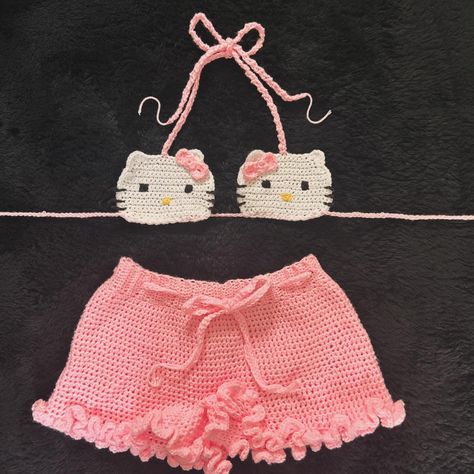 💕Crochet Hello Kitty inspired sets! 💕 #crochet #handmade #crochethellokitty #HelloKitty #hellokittyset #smallbusiness #depop #crochetbikini #crochetshorts Crochet Two Piece Set, Pink Crochet Ideas, Top Tejidos A Crochet, Crochet Hello Kitty, Hello Kitty Crochet, Crochet One Piece, Fest Outfits, Crochet Cactus, Hello Kitty Accessories