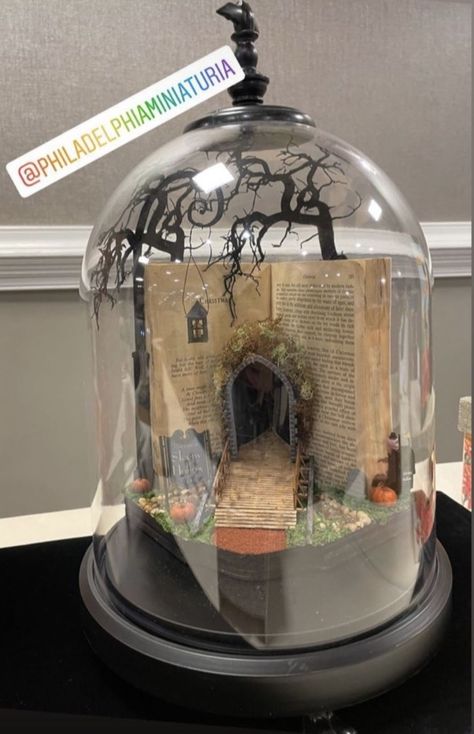 Bell Jar Diorama, Cloche Decor Halloween, Cloche Diorama, Glass Cloche Ideas, Glass Dome Decor Ideas, Bell Jar Decor, Jar Diorama, Apothecary Jar Decor, Glass Cloche Decor