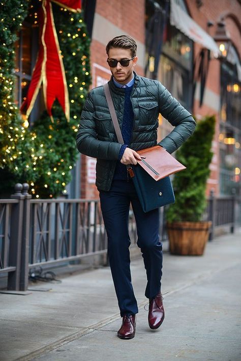 04 navy trousers, a navy pullover and rich brown shoes - Styleoholic Outfit Herren, Fall Business Casual Outfits, Party Outfit Men, Business Casual Fall, Navy Trousers, Mens Fashion Casual Winter, Mens Fashion Business, Outfits Hombre, Vogue Japan