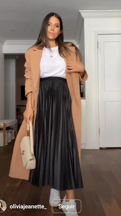 Long Black Pleated Skirt Outfit, Pleated Skirt Outfit Ideas, Black Pleated Skirt Outfit, Pleated Skirt Winter, Pleated Skirt Outfits, Satin Pleated Skirt, Outfit Elegantes, Pleated Skirt Outfit, Diy Fashion Scarf