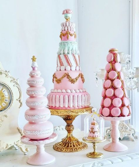 Macaroon Tower, Cake Display Table, Hummingbird Cake Recipes, Christmas Macarons, Parisian Party, Valentines Illustration, Adult Party Themes, Dessert Station, Dog Bakery