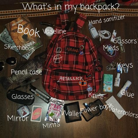 Things To Put In Your Backpack List, Whats Inside My Backpack, What’s In My Bookbag, Grunge Backpacks For School, What I Have In My Backpack, What’s In My Bag Grunge, Decorating School Bag, Bag Tour Grunge, What’s On My Bag