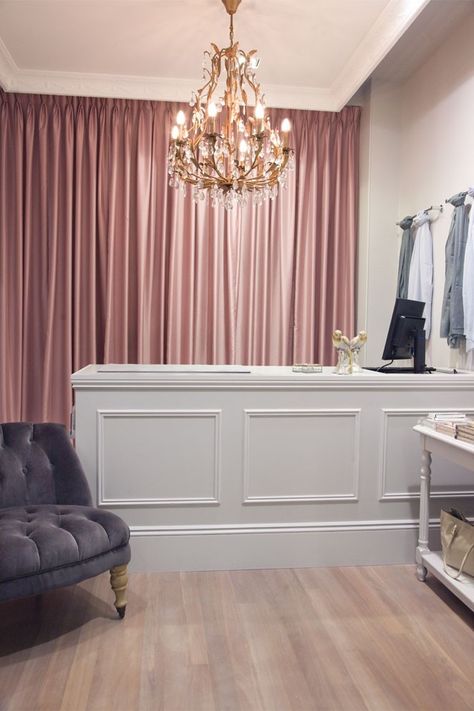 bridal shop Boutique Dressing Room, Bridal Shop Interior, Bridal Boutique Interior, Salon Interior Design Ideas, Interior Design Color Schemes, Hair Salon Interior, Salon Suites, Interior Design Color, Beauty Salon Interior