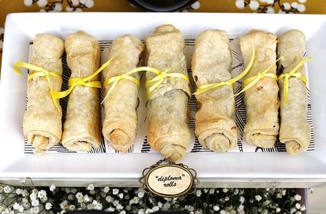 chocolate pastry roll diplomas Chocolate Puff Pastry, Nutella Puff Pastry, Pastry Rolls, Graduation Party Desserts, Chocolate Puff, Graduation Desserts, Almond Pastry, Pastry Ideas, Graduation Party Foods