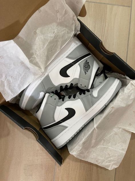 Air Jordan 1 Grey, Jordan 1 Grey, Jordans Aesthetic, Best Casual Shoes, Shopping Aesthetic, Nike Jordans, Trendy Shoes Sneakers, White Nike Shoes, Nike Shoes Girls