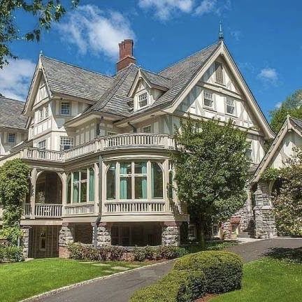 Aesthetic House Exterior Victorian, Cottagecore Victorian House, Boho Home Exterior Dream Houses, Inside A Victorian Home, Cottage Mansion Aesthetic, House Designs Exterior Aesthetic, House Design Aesthetic Exterior, Vintage Mansion Aesthetic Exterior, Victorian Mansion Aesthetic Exterior