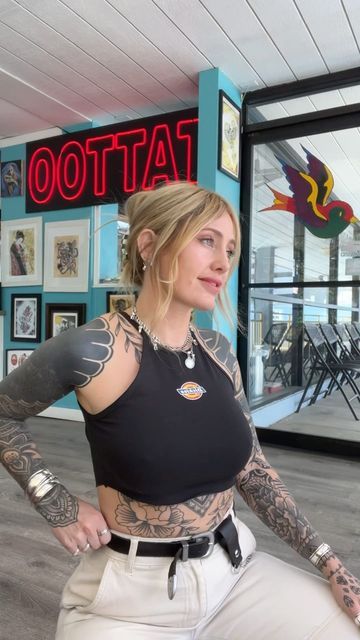 Tattoo Stitches, Tatted Women, Curvy Casual Outfits, Skater Outfits, Tattoed Women, My Guy, Tattoo Girls, Tattoed Girls, Best Pose For Photoshoot