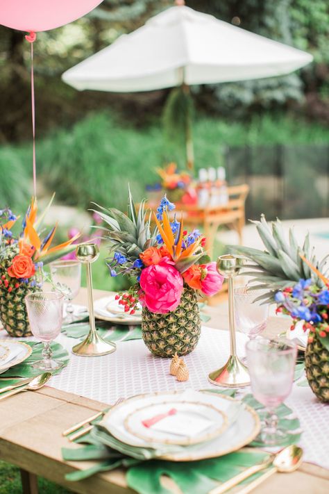 Tropical Party Table Setting, Pool Party Table Decor, Pool Party Table Set Up, Luau Table Setting, Pool Baby Shower Ideas, Outdoor Summer Party Decorations, Tropical Bridal Shower Ideas, Tropical Thanksgiving, Tropical Table Setting