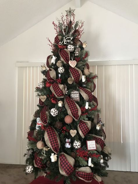 Burlap Christmas Tree, Plaid Christmas Decor, Buffalo Check Christmas, Farmhouse Christmas Tree, Christmas Tree Inspiration, Ribbon On Christmas Tree, Burlap Christmas, Cool Christmas Trees, Rustic Christmas Tree