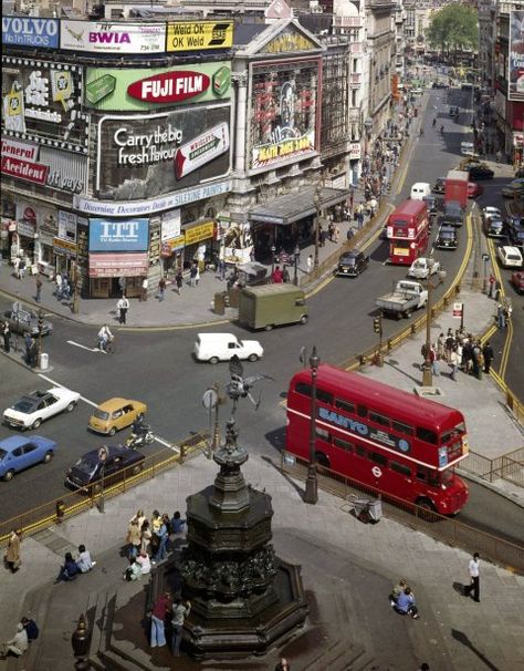 Piccadilly Circus London, Swinging London, London Night, London Look, London History, Piccadilly Circus, London Landmarks, Postcard Collection, London Town