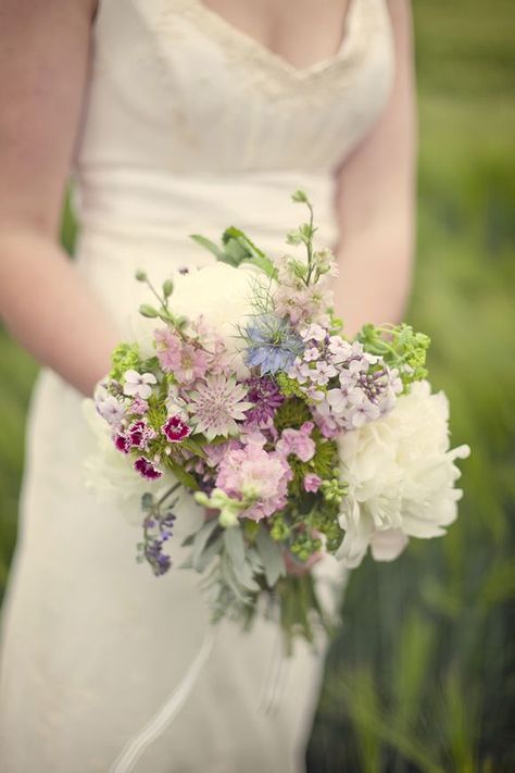 Bouquet Champetre, Country Garden Weddings, British Flowers, Rustic Wedding Bouquet, Summer Wedding Colors, A Bouquet Of Flowers, Wedding Flower Ideas, Cut Flower Garden, Wildflower Bouquet