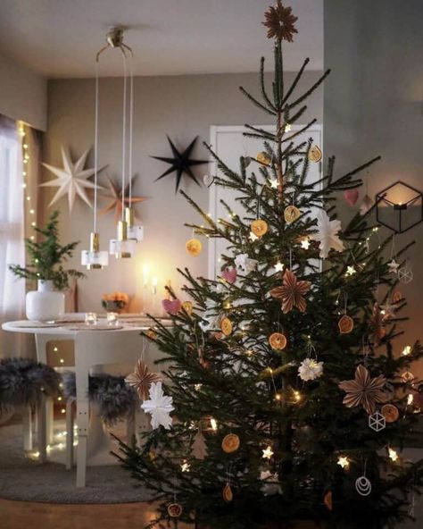 Cabin Christmas, Scandi Christmas, Christmas Feeling, Christmas Inspo, Nordic Christmas, Beautiful Christmas Trees, Christmas Tablescapes, Christmas Trends, Gorgeous Christmas