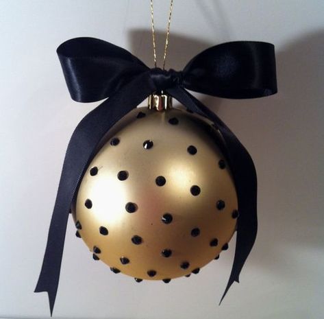 ♔ Noël en Noir & Or Diy Christmas Baubles, Black Christmas Decorations, Ornaments Crafts, Purple Tree, 2024 Christmas, Christmas Ornament Crafts, Xmas Ornaments, Gold Christmas, Christmas Deco