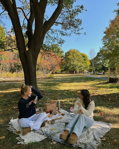 autumn activities🍂🤎 . . . #fallpicnic #autumnvibes #girlsday #pinterestinspired #aesthetic #cozyoutfit #falloutfit #inspo #park #outdoors #fallmood #october Park Picnic Aesthetic, Park Picnic, Fall Picnic, Picnic Aesthetic, Autumn Actvities, Girls Day, Cozy Aesthetic, Aesthetic Pinterest, Picnic Party