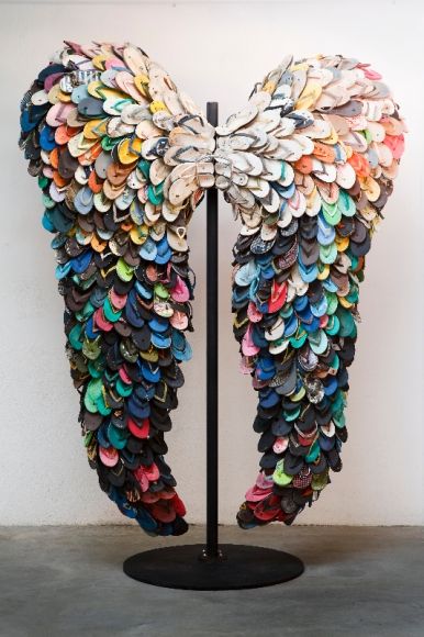 ART: Alfredo and Isabel Aquilizan's Last Flight, 2009, used slippers and metal stand, 107.3 x 77.2 inches/275 x 198 cm | contemporary art | modern art | original artwork | Filipino art | Filipino artists Flip Flop Art, Hantverk Diy, Folding Origami, Trash Art, Charcoal Drawings, Wow Art, Recycled Art, Button Art, Sculpture Installation