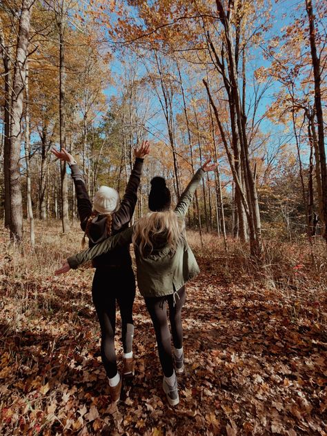 Friend Hiking Pictures, Fall Photo Inspo Aesthetic, Hiking Photoshoot Friends, Cute Fall Photoshoot Ideas With Friends, Friend Asthetic Picture, Fall Pics With Friends, Hiking Pictures With Friends, Cute Fall Pics, Bestie Adventures