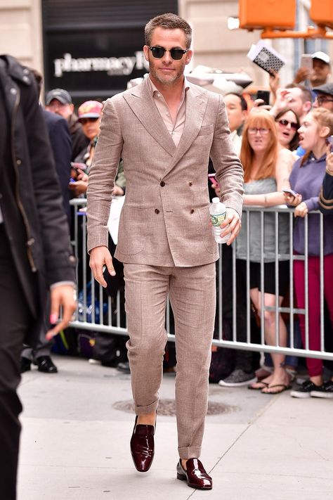 Brad Pitt, Chris Pine, Steven Yeun, and Chris Paul are all setting the summer suit bar extremely high. Double Breasted Suit Men, Linen Suits For Men, Summer Suits Men, Most Stylish Men, Costume Noir, Beige Suits, Best Dressed Man, Mens Fashion Edgy, Fashion Suits For Men