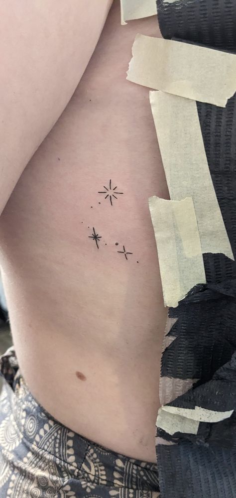 Little stars tattooed on right rib Star Tattoo Ribs, Little Stars Tattoo, Bookish Tattoos, Tattoos Inspo, Stars Tattoo, Ribcage Tattoo, Handpoke Tattoo, Side Tattoos, Twinkle Star