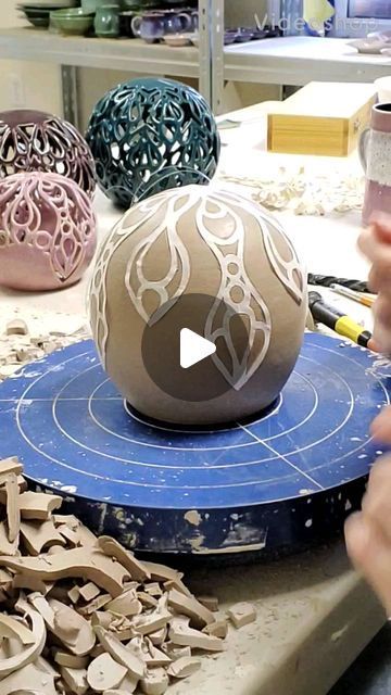 Pottery Luminaries Clay, Ceramics Pottery Bowls, Slab Ceramics, Pottery Lessons, Ceramic Lantern, Sculpture Art Clay, Pottery Videos, Pottery Handbuilding, Keramik Design