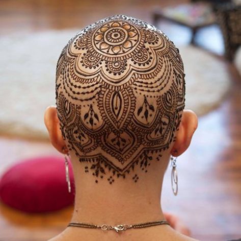 Gallery Follows the Text There is something very special about the henna crowns that you are going to see in the gallery below. No, it's not the artistry Henna Head Tattoo, Head Henna, Crown Pics, Henna Crown, Crown Tattoos, Scalp Tattoo, Henna Inspo, Organic Henna, Henna Ideas