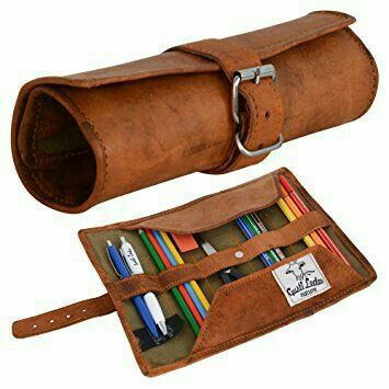 Leather Pencil Roll, Stationary Accessories, Pencil Roll, Sac Diy, Leather Pencil Case, Leather Craft Projects, Leather Diy Crafts, Leather Art, Leather Notebook