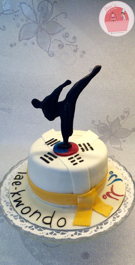 Taekwondo cake. I'm going to need this with a black belt for my girls. Taekwondo Theme Cake, Taekwondo Birthday Cake, Taekwondo Cake Ideas, Taekwondo Cake, Taekwondo Birthday, Karate Cake, Karate Birthday, Sports Themed Cakes, Chocolate Cake Designs