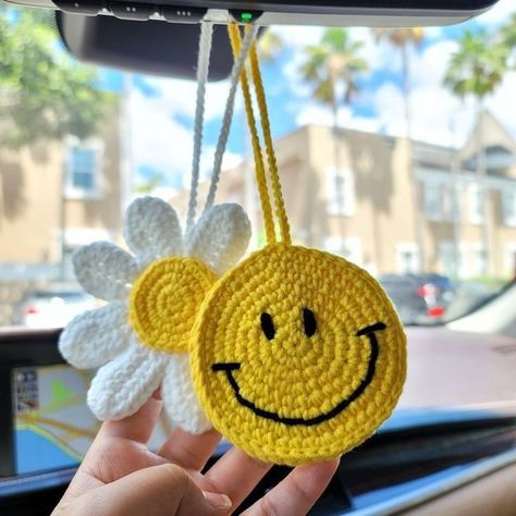 Crochet With Charms, Crochet Thank You Gifts, Crochet Airpods Case Pattern Free, Simple Things To Crochet, Yellow Crochet Projects, Crochet Gifts For Friends, Crochet Useful Items, Crochet Smiley Face, Crochet Car Charm