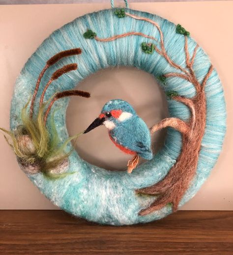 Needle Felting Wreath, Needle Felted Wreath, Yarn Art Diy, Felt Craft Projects, Felt Crown, Creative Wreaths, Felt Wreath, Needle Felting Diy, Felt Pictures