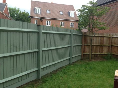 20 Fence Paint Color Ideas 19 20 Fence Paint Color Ideas Green Fence Paint, Painted Wood Fence, Garden Fence Paint, Balcony Diy, Fence Paint Colours, Cuprinol Garden Shades, Design Balcony, Railing Designs, Willow Garden