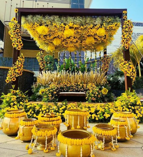 Ideas For Haldi Ceremony, Ceremony Decor Ideas, Haldi Decoration Ideas, Haldi Ceremony Decorations, Mehendi Decor Ideas, Night Wedding Decor, Haldi Decor, Mehendi Decor, Flower Garland Wedding