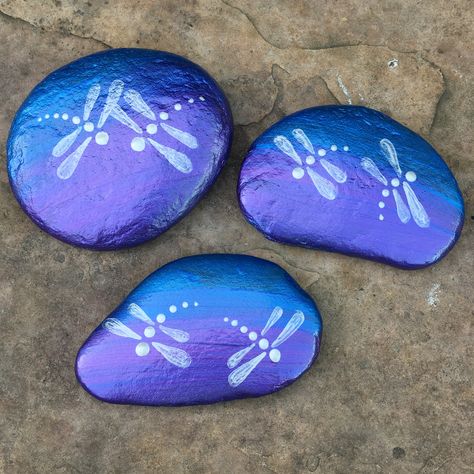 Lilac Rock Painting, Y2k Rock Painting, Rock Painting Dragonfly, Purple Rock Painting Ideas, Plaster Sculpture, Diy Rock Art, Heart Tattoo Designs, Painted Rocks Craft, Rock Painting Ideas Easy