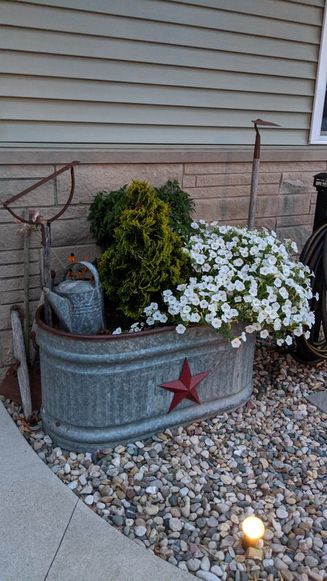 Water Trough Ideas Backyards, Farmhouse Yard Decor Country, Metal Horse Trough Planters, Feeding Trough Planter, Country Yard Decor, Horse Trough Ideas, Western Garden Ideas Rustic, Western Yard Landscaping, Western Planter Ideas