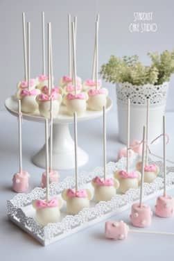 DIY Baby Shower Ideas for Girls - Holidappy Mini Mouse Cake Pop, Minnie Mouse Dessert Table Ideas, Cake Pops Decoracion, Minnie Mouse Treats Table, Minnie Cake Ideas, Minnie Cake Pops, Baby Shower Food Easy, Disney Cake Pops, Minnie Mouse Cake Pops