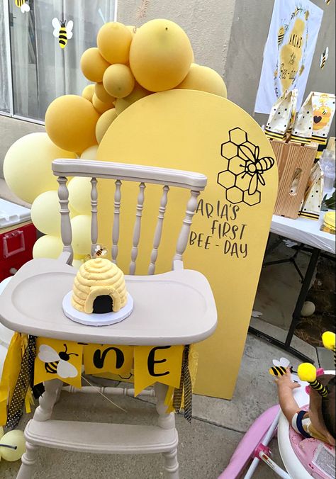 Happy Bee Day Cake Smash, It’s My Bee Day, Bee Birthday Balloon Garland, First Bee Day Party Balloon Arch, Bumble Bee Smash Cake First Birthdays, Smash Cake Bee Theme, Honeycomb Smash Cake, 1st Bee Day Smash Cake, Queen Bee First Birthday