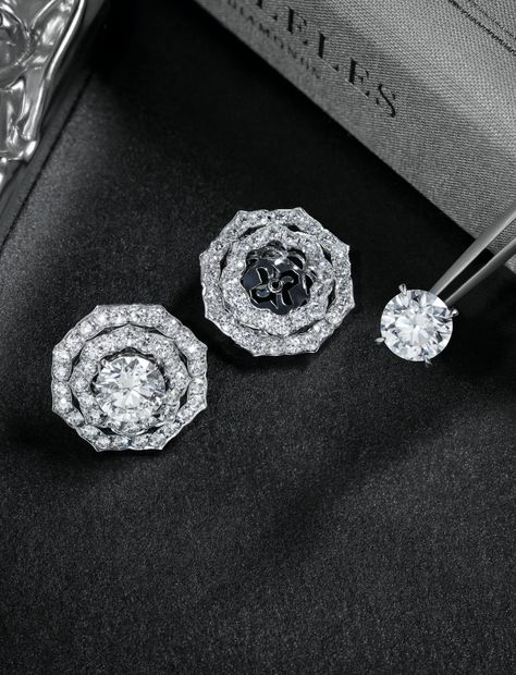 Versatile, striking, and easy to wear diamond jackets. A modern classic and can be worn with a simple diamond studs. It is a show-stopping piece that adds drama and sparkle to a bridal look and or an evening look. Diamond Jackets Earrings Studs, Solitaire Jackets Earrings, Solitaire Studs Earrings, Earring Jackets For Diamond Studs, Wedding Jewllery, Diamond Jacket Earrings, Khuyen Tai, Earrings Jackets, Ear Jacket Earring Gold