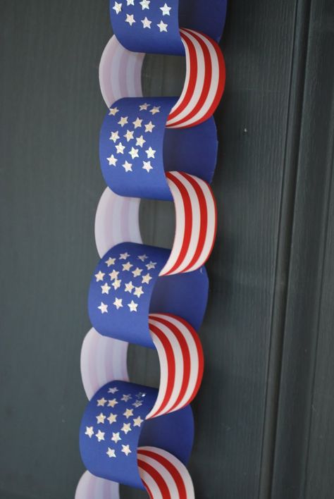 This would look great as a border/trim on a bulletin board. :) Jodi from The Clutter-Free Classroom Patriotic Kids, Patriotic Projects, Paper Chain, Independance Day, Rainbow Connection, Paper Chains, American Flags, Patriotic Crafts, Let Freedom Ring